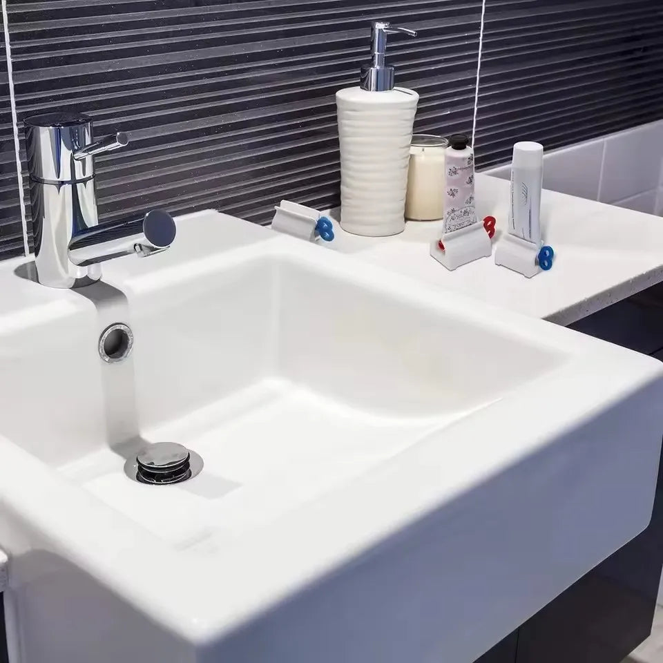 1 Pc Rolling Tube Toothpaste Squeezer Toothpaste Seat Holder Stand Rotate Toothpaste Dispenser for Bathroom